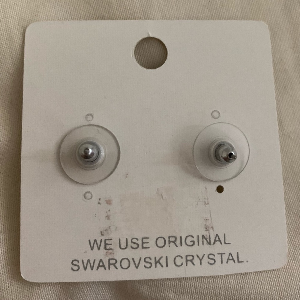 ✨ 2 FOR $20✨ Swarovski Crystal Flower Stud Earrings - Picture 2 of 3